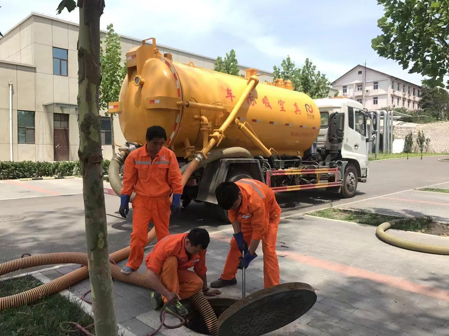 嘉善管道疏通车停在窨井附近