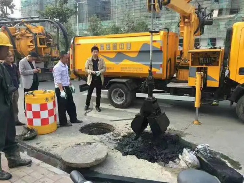 嘉善街道：网格员化身“清道夫”，为民解忧疏通“堵心”化粪池