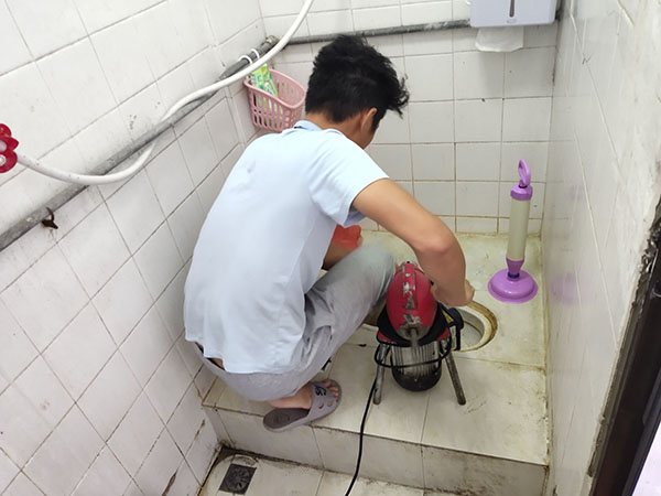 嘉善肥皂掉到马桶里把马桶堵住了怎么办？马桶堵住了怎么办